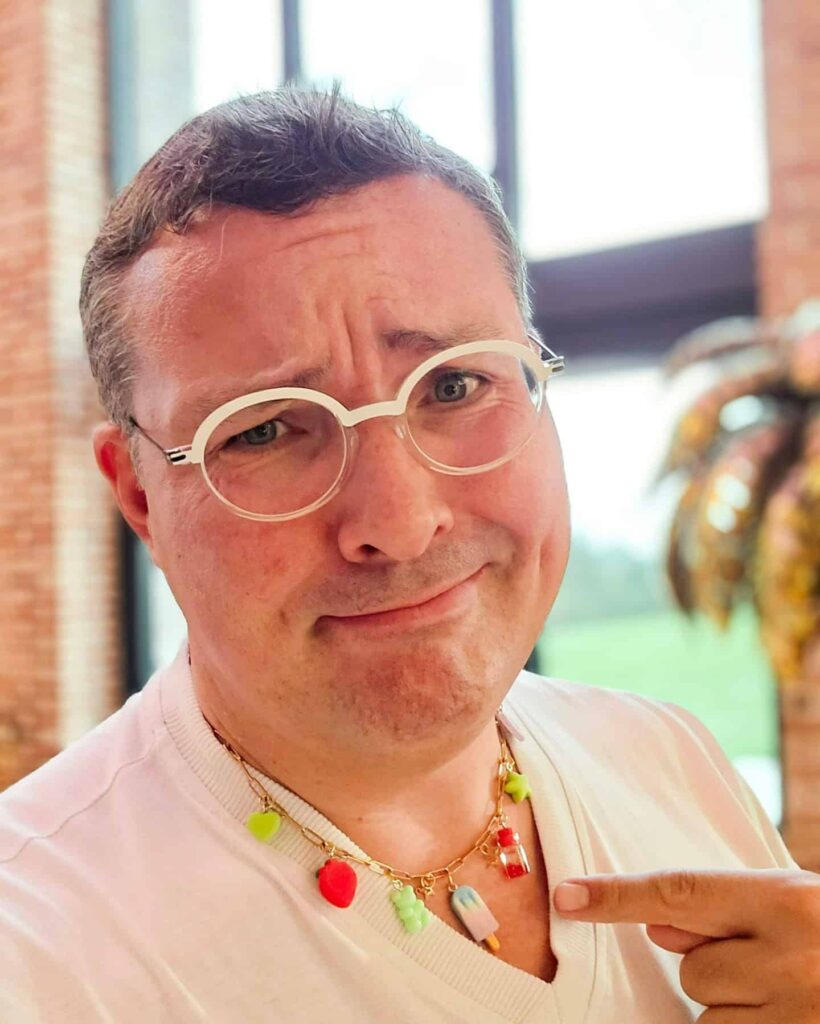 Sébastien Delcampe découvre la création artisanale de bijoux