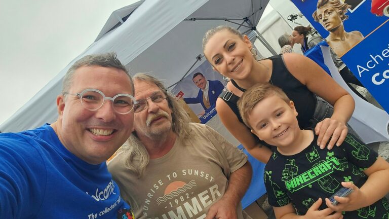 Sébastien Delcampe à la Brocante de Temploux 2025 avec des collectionneurs