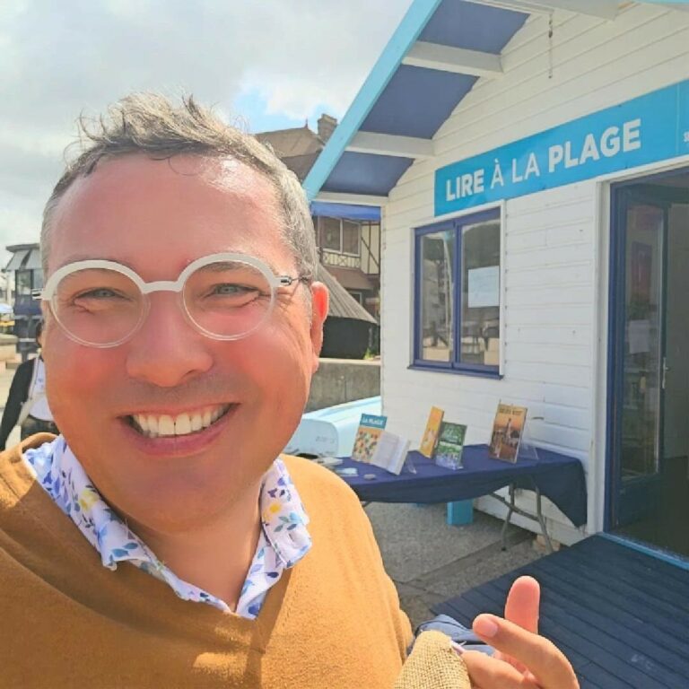 Découverte de Lire à la plage à Étretat